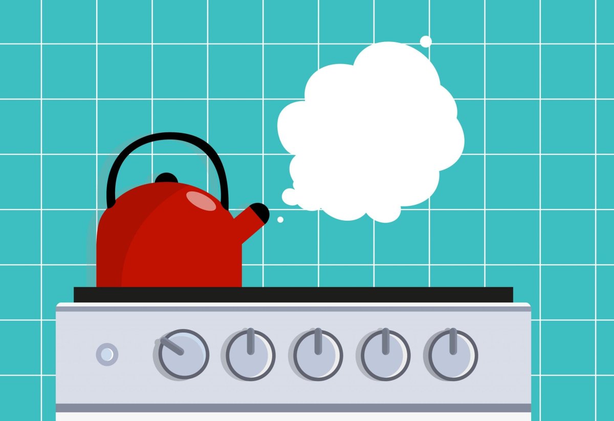 Чайник и кастрюля на плите