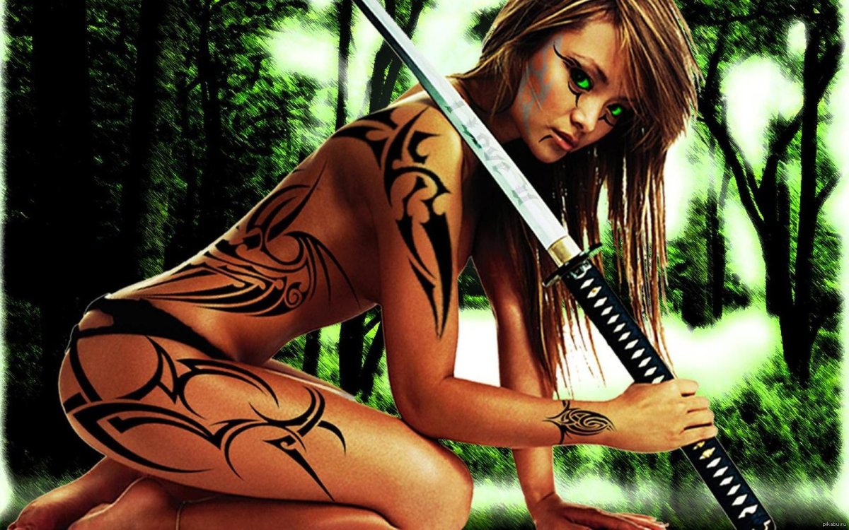 Красивая девушка с мечом