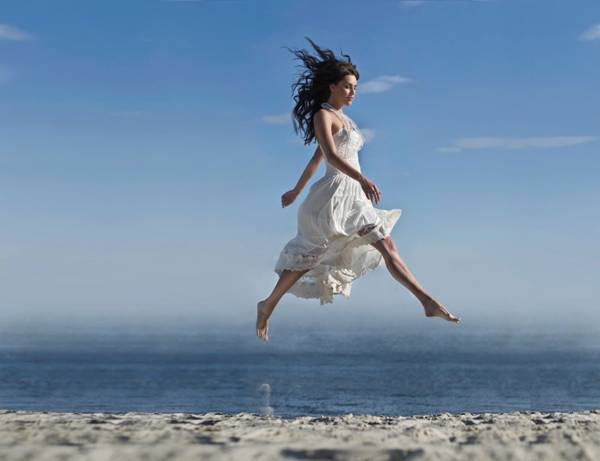 Птица парит в небе