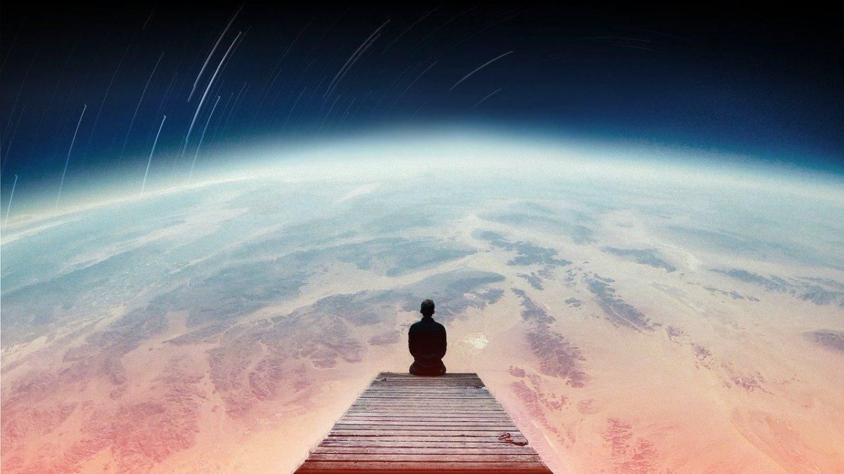 Человек на фоне космоса