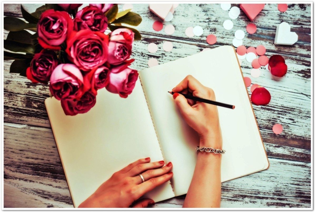 Блокнот и женские руки
