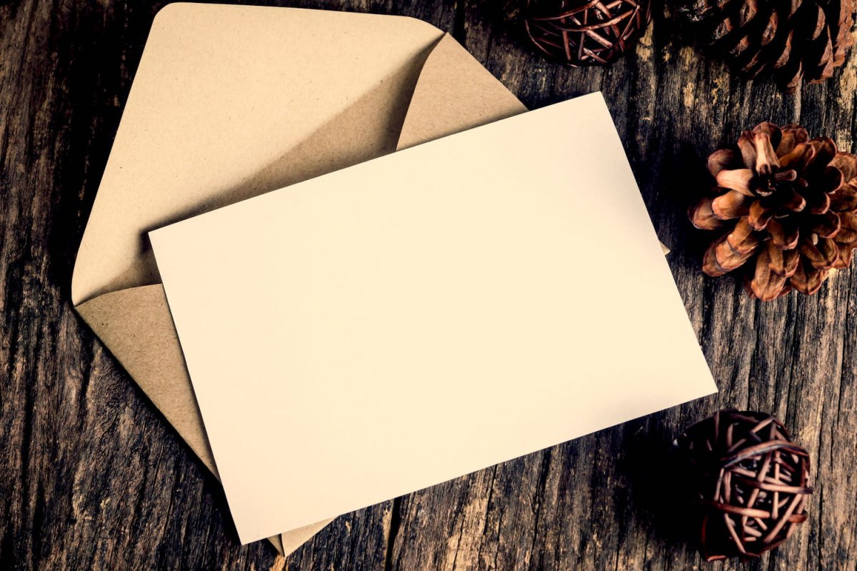 Конверт на столе