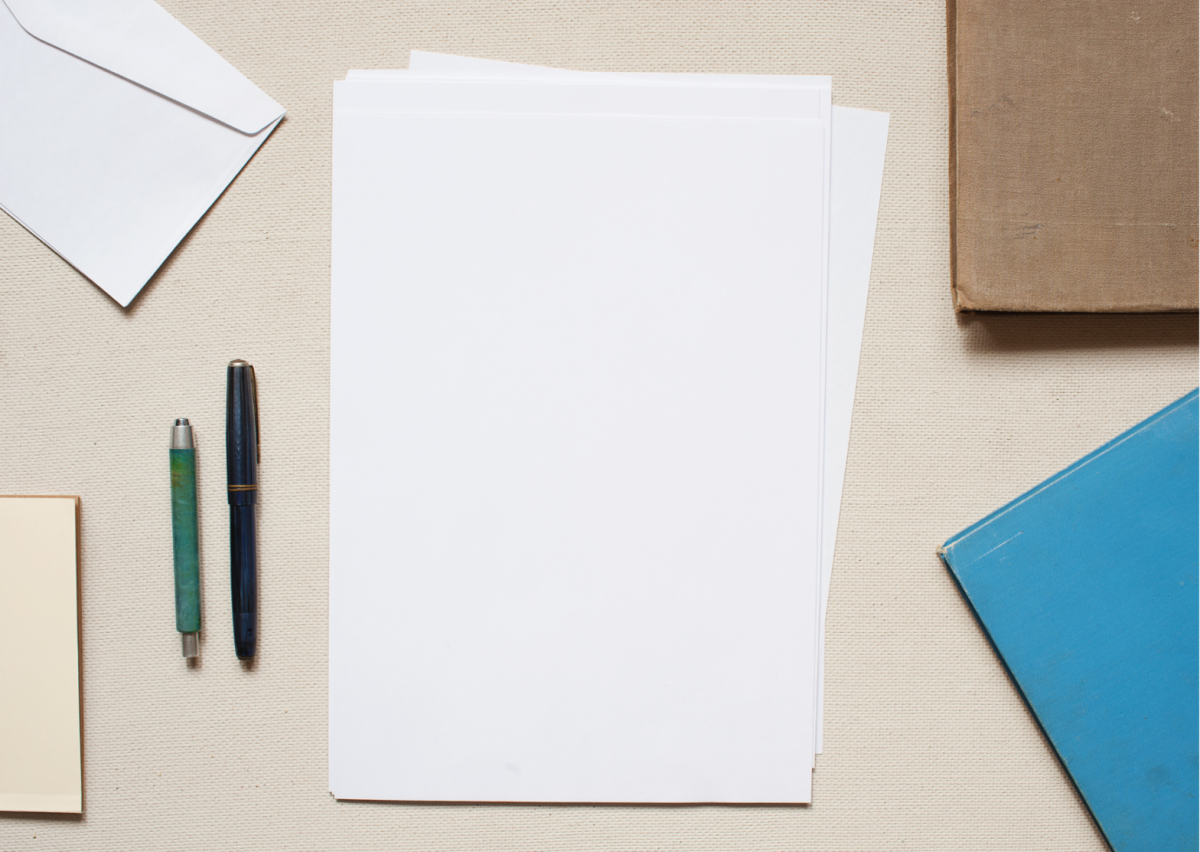 Белый лист бумаги на столе