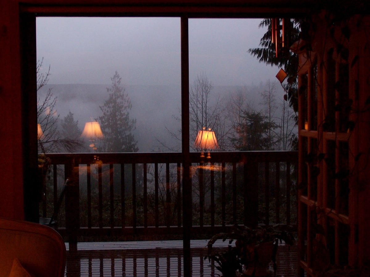 Деревенское окно зимой