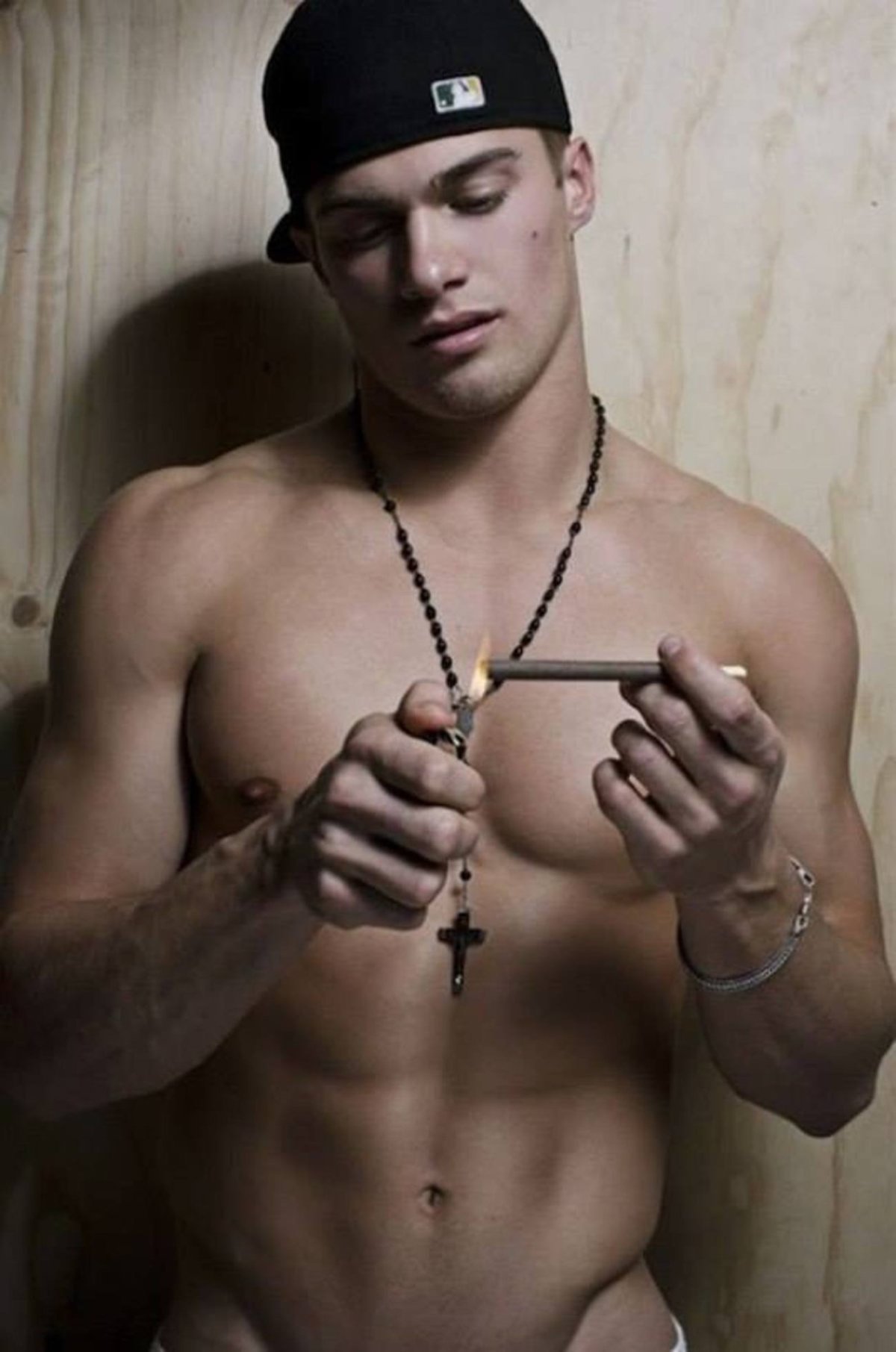 Красивый стильный мужчина