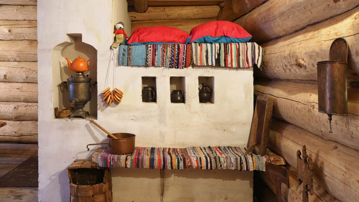 Русская печь с лежанкой в избе