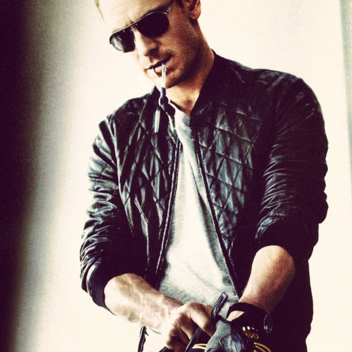 Парень возле машины