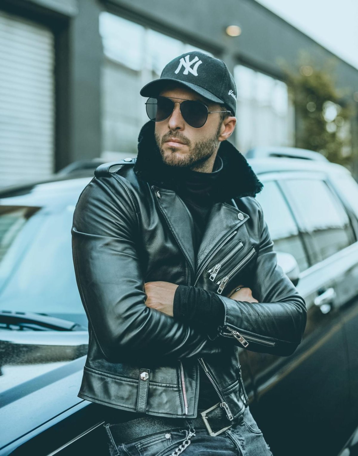 Кепка с кожаной курткой мужчине