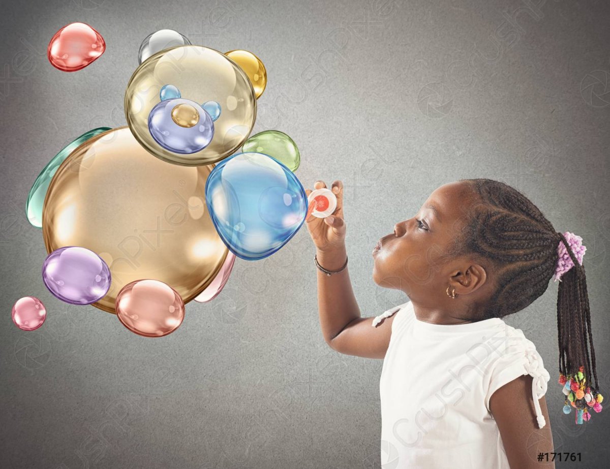 Девочка с мыльными пузырями на белом фоне