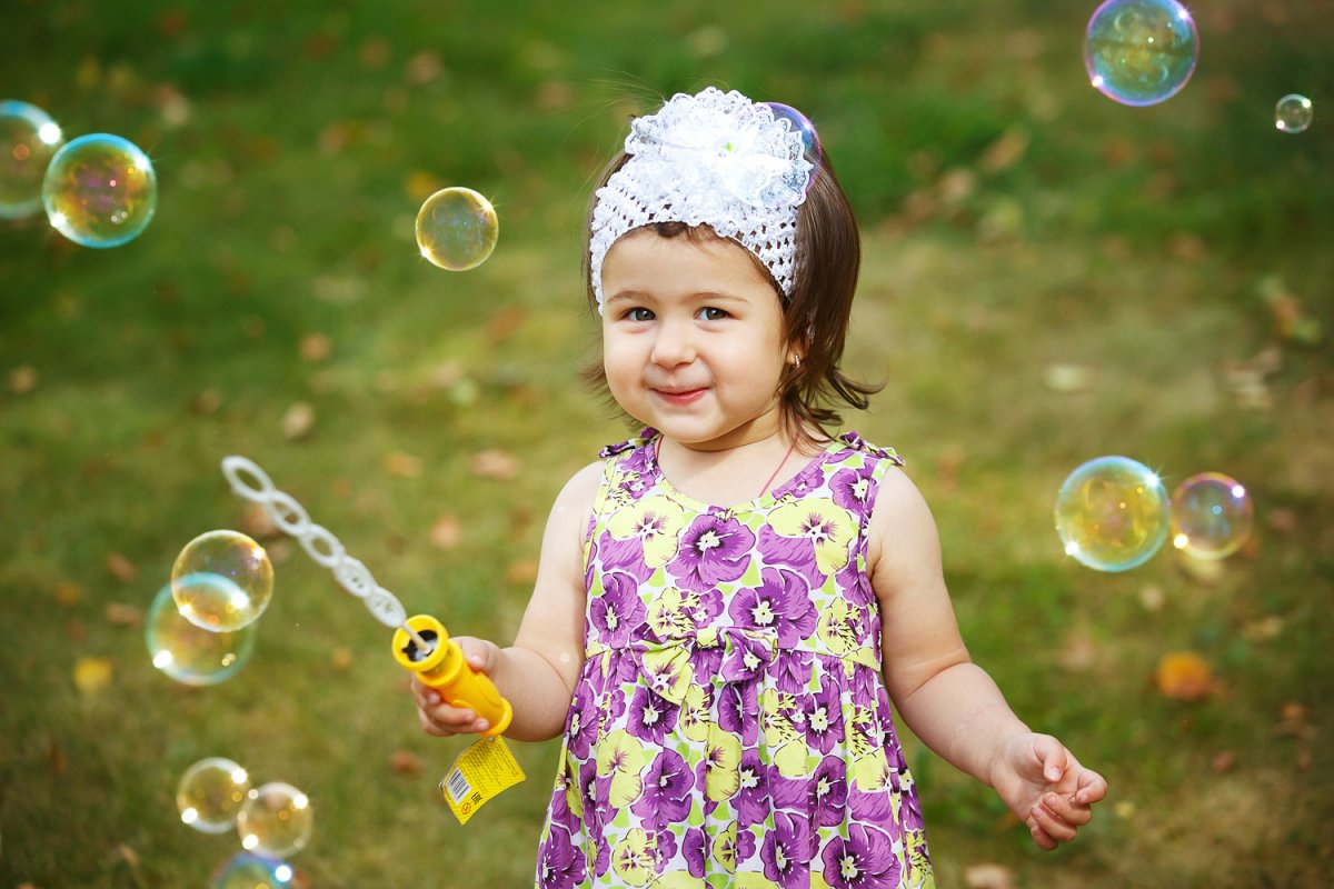 Малыш с мыльными пузырями