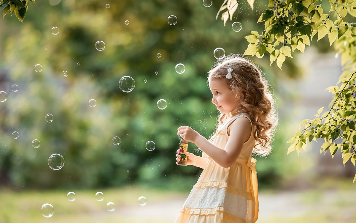 Детская фотосессия с мыльными пузырями на природе