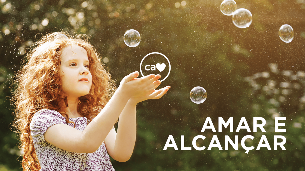 Дети ловят мыльные пузыри