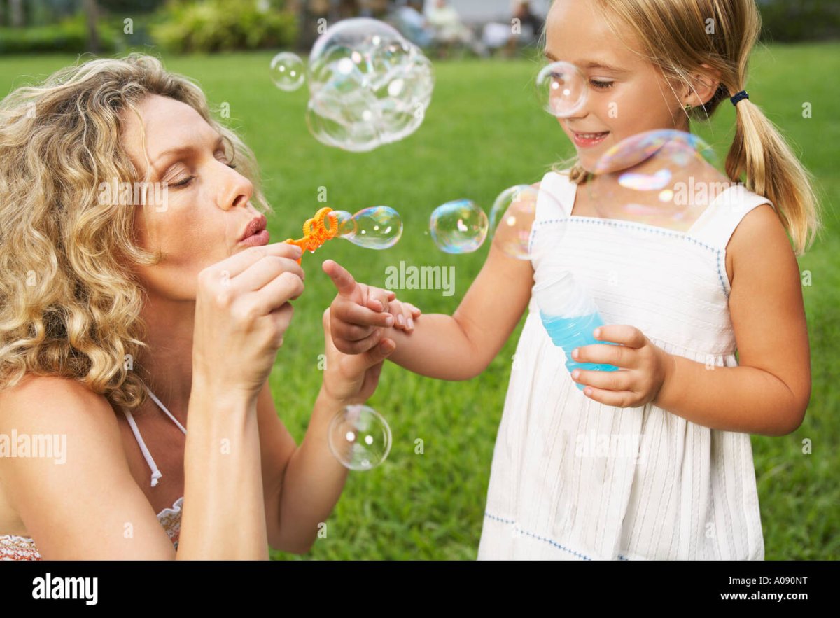 Мыльные пузыри ребенок и мама
