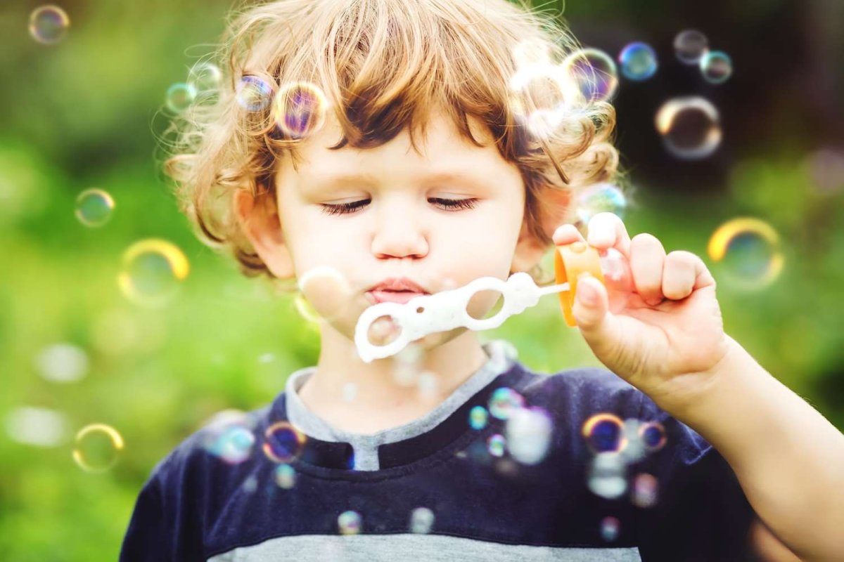 Ребенок дует улыбки