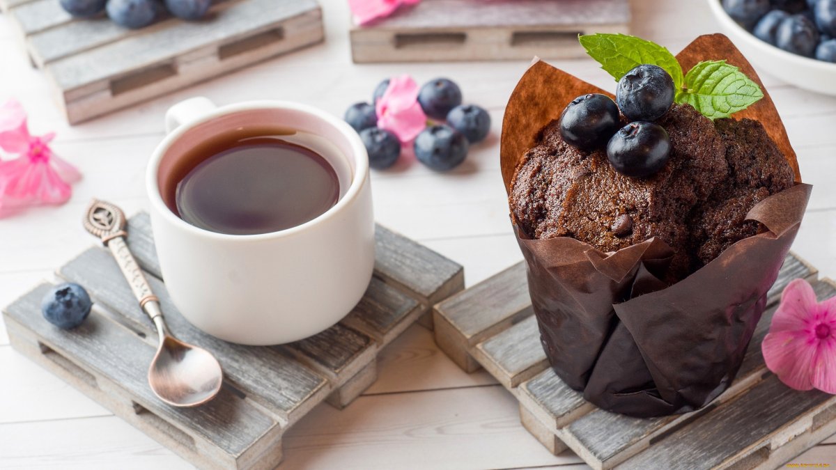 Шоколадное пирожное и кофе