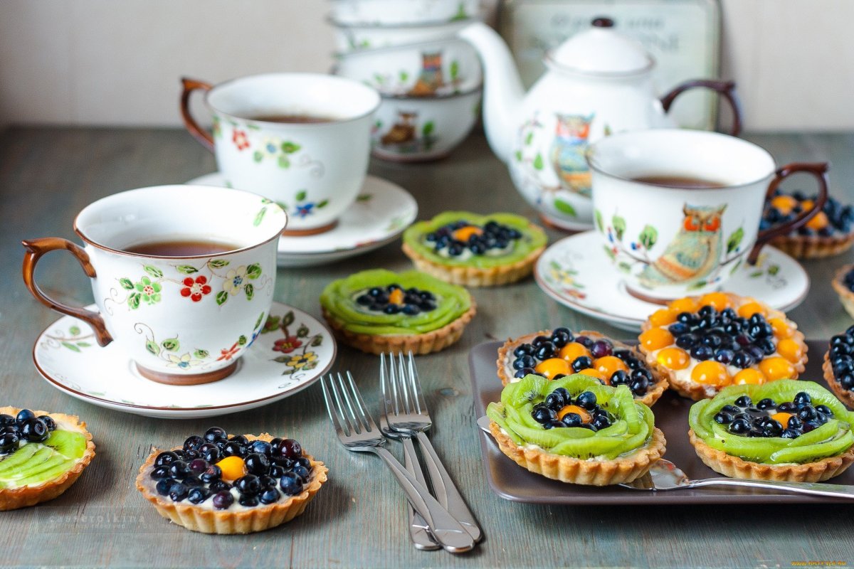 Чаепитие с пирожными