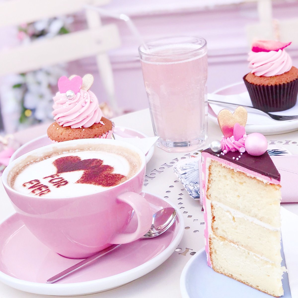 Завтрак в розовых тонах