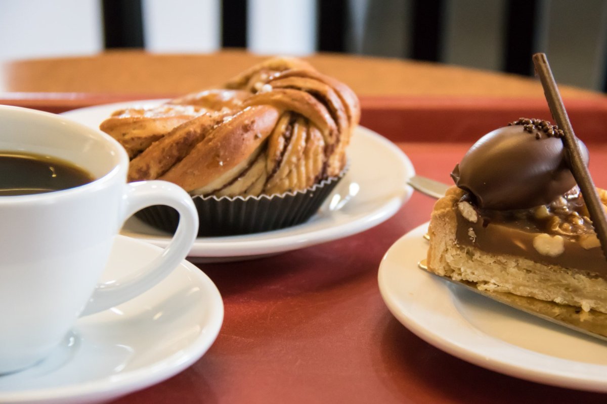 Чашка кофе и пирожное в кафе