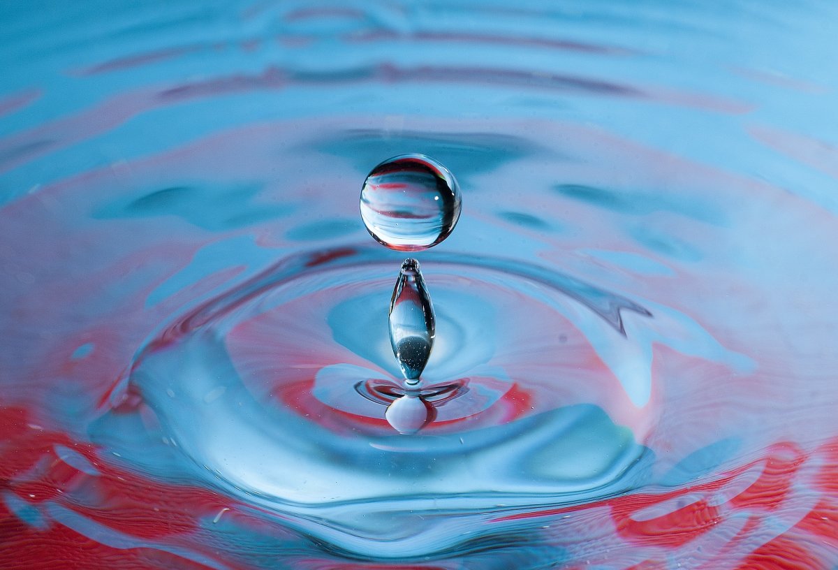 Капелька падает в воду