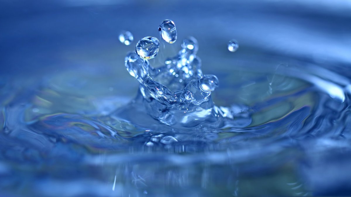 Голубые капли воды