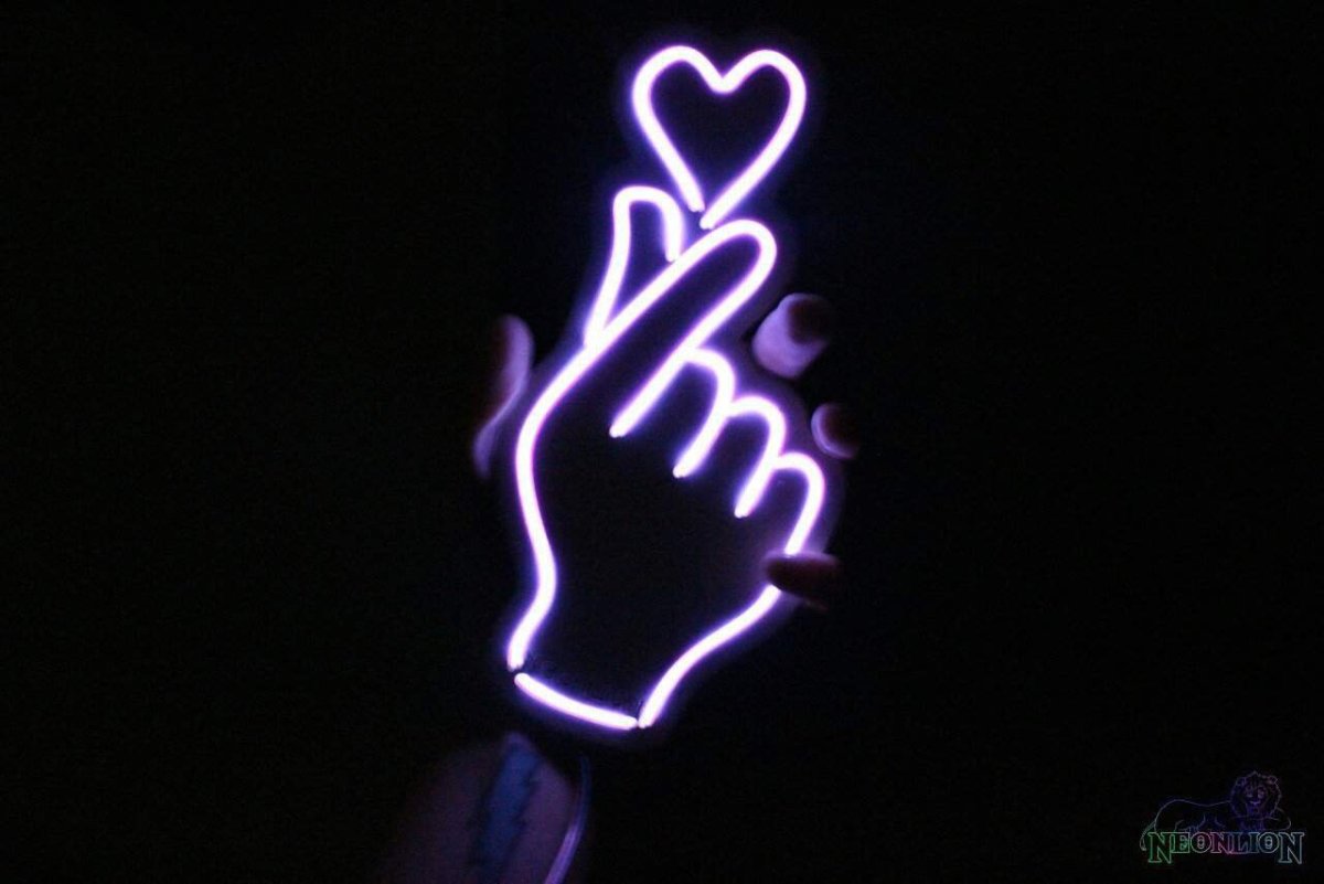 Неоновые надписи на черном фоне