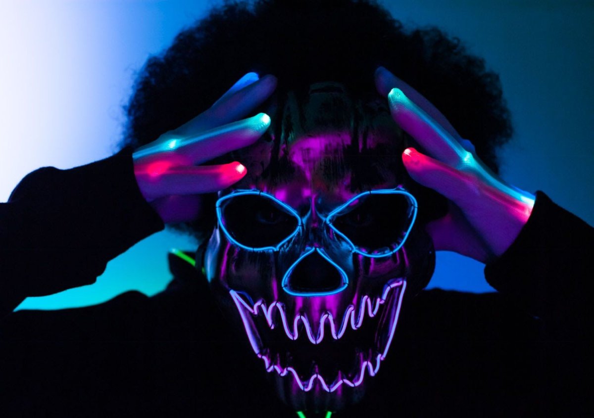 Человек в светящейся маске