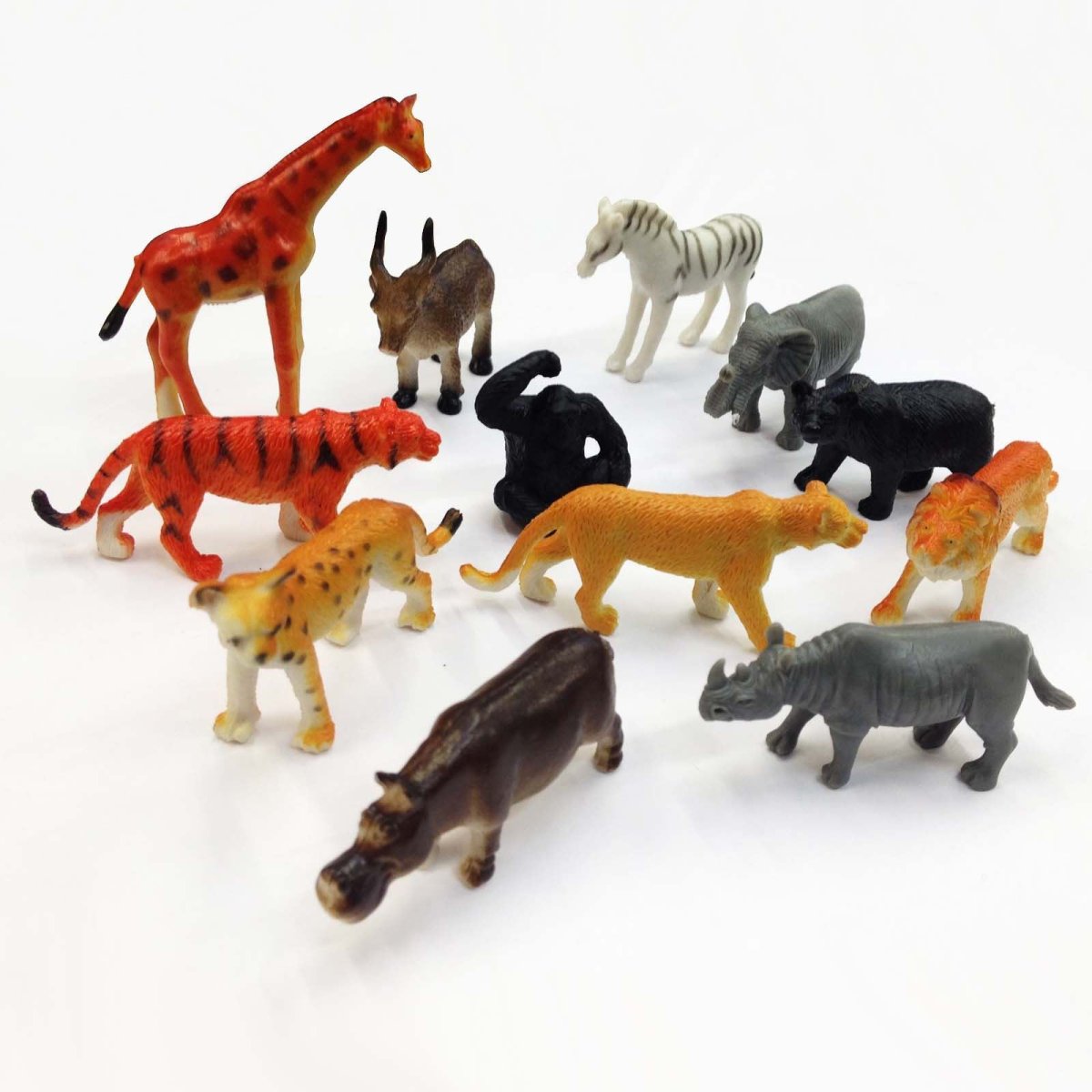 Пластмассовые игрушки животные