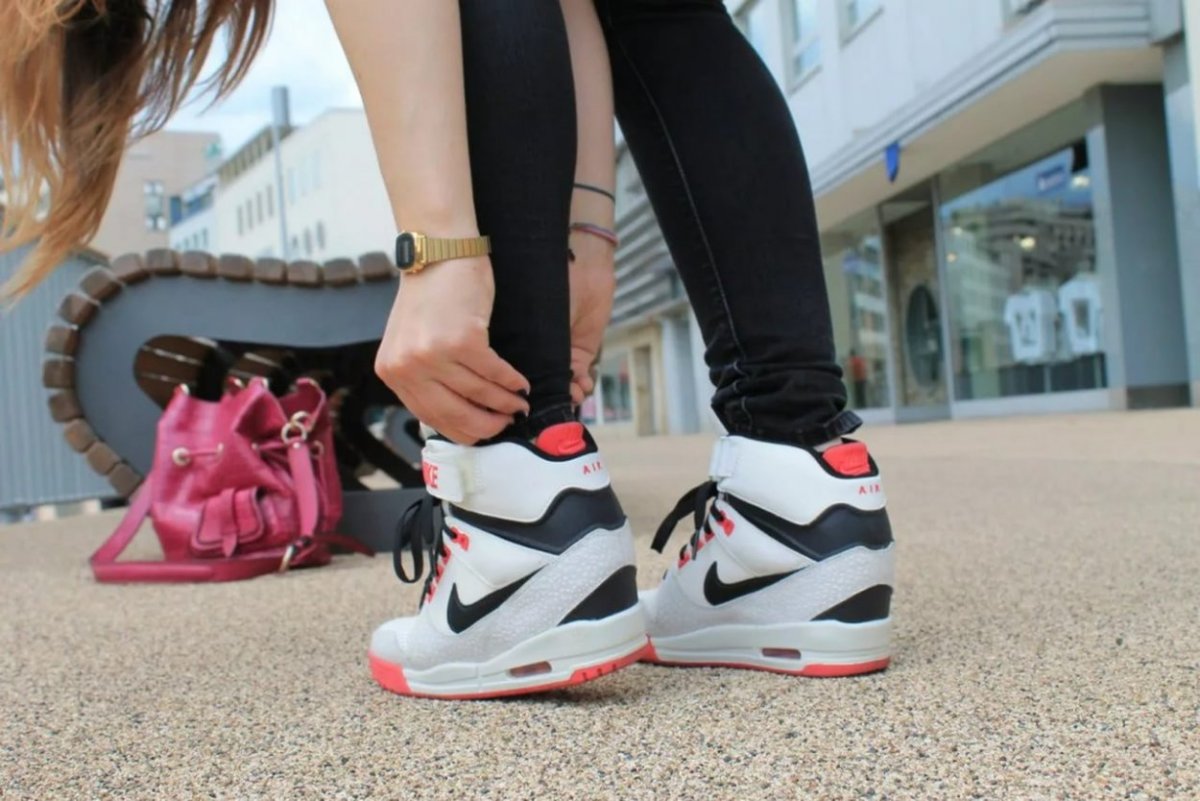 Спортивные кроссовки на каблуке