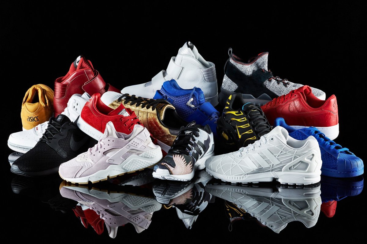 Много брендовых кроссовок