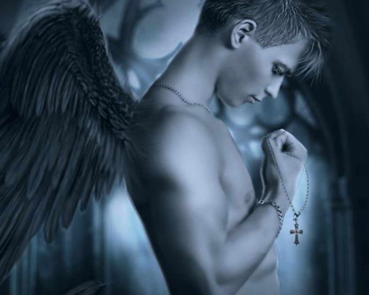 Мужчина с крыльями