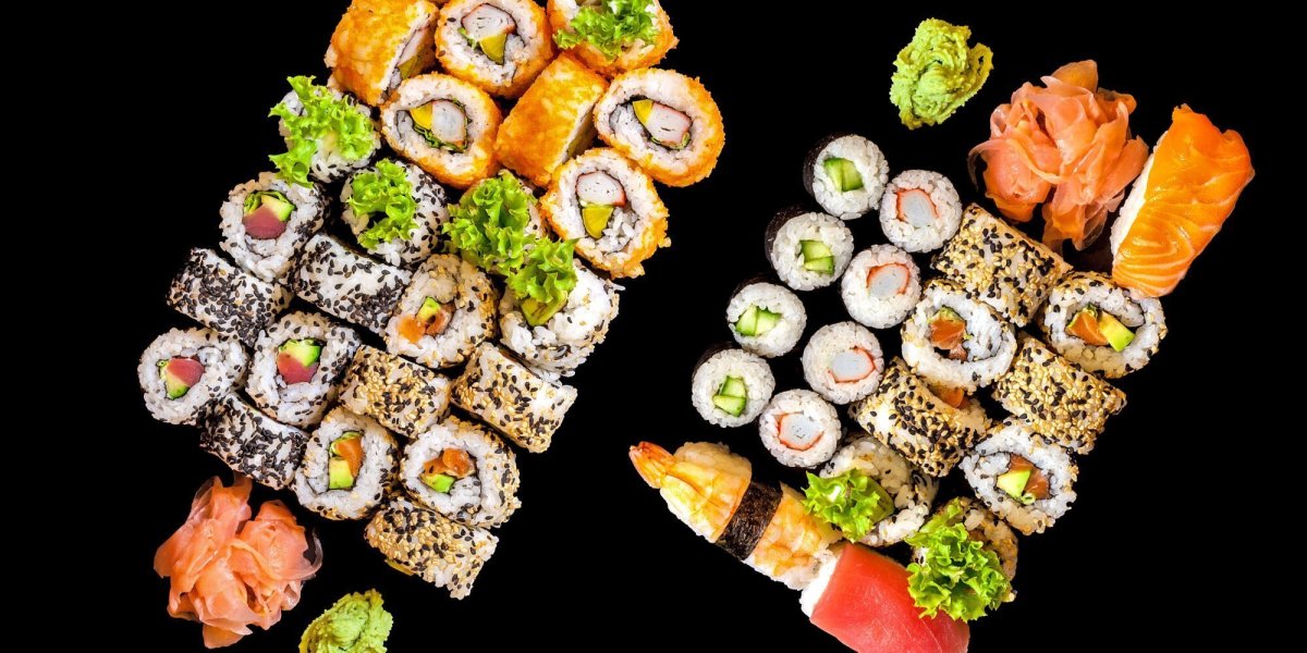 Роллы на черном фоне