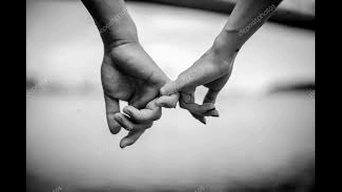 Держась за руки черно белое