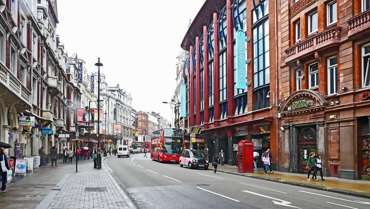 Улица Шафтсбери Авеню в Лондоне