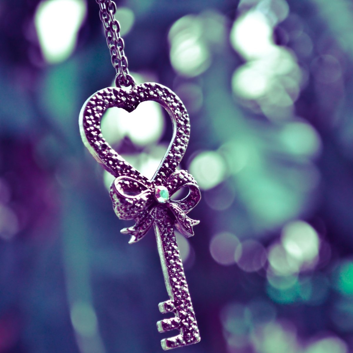 Авы для ватсапа рыжая девушка сердечко из пальцев