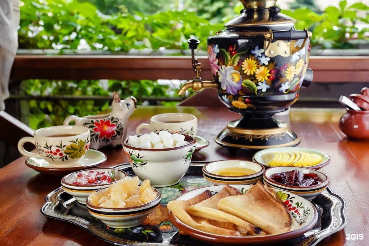 Сервировка стола с самоваром