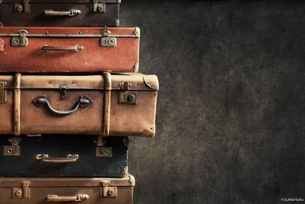 Старый чемодан с вещами