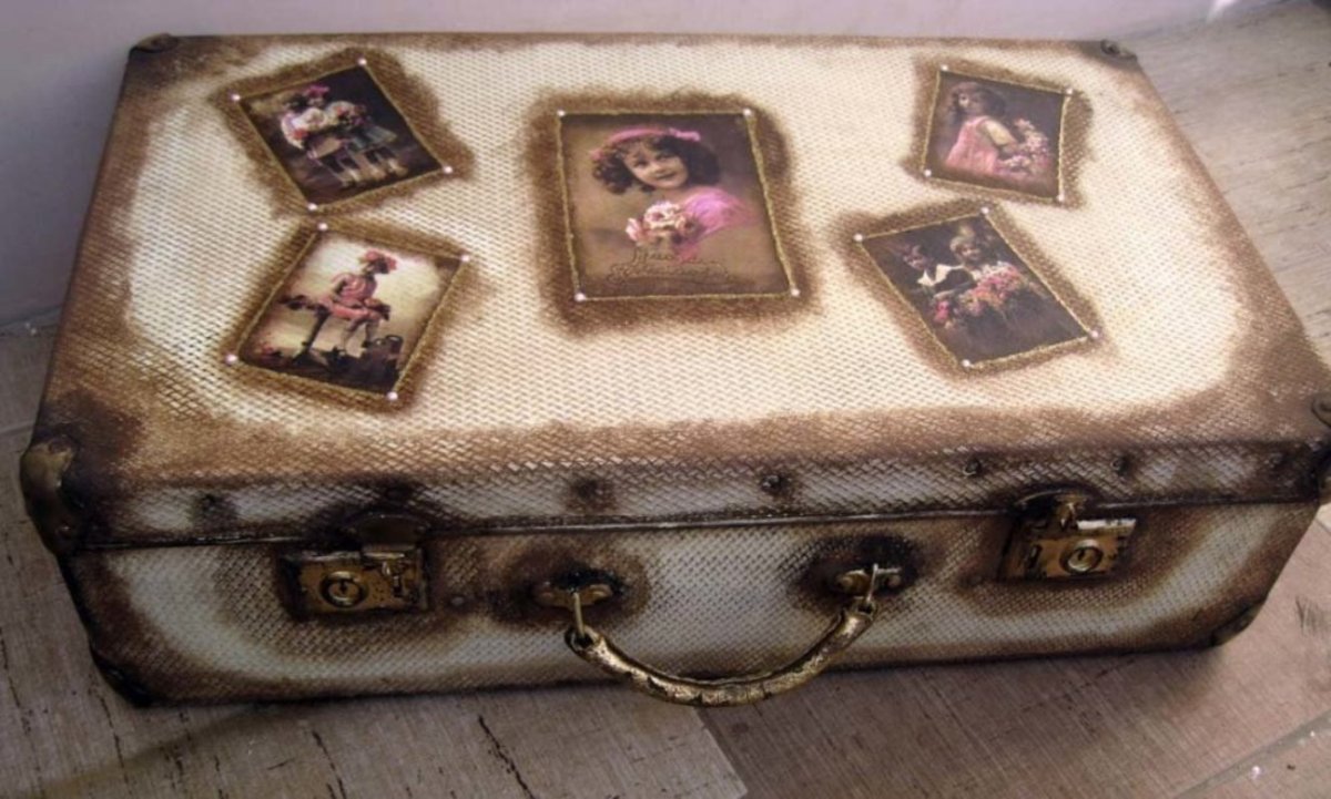 Старинный красный чемодан