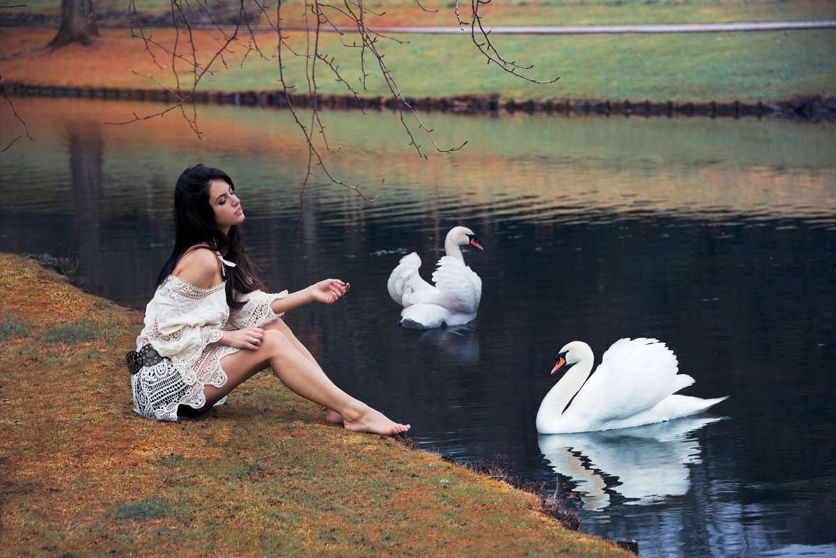 Девушка у пруда