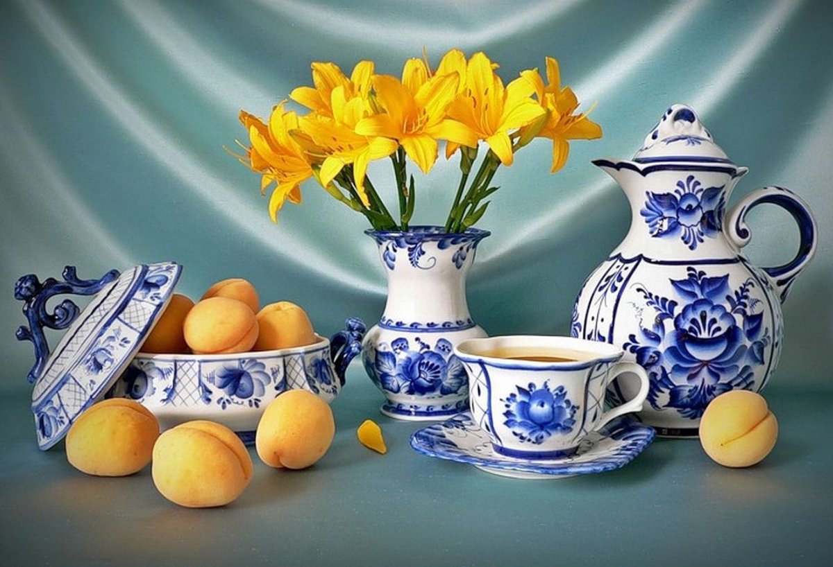 Натюрморт с гжельской посудой
