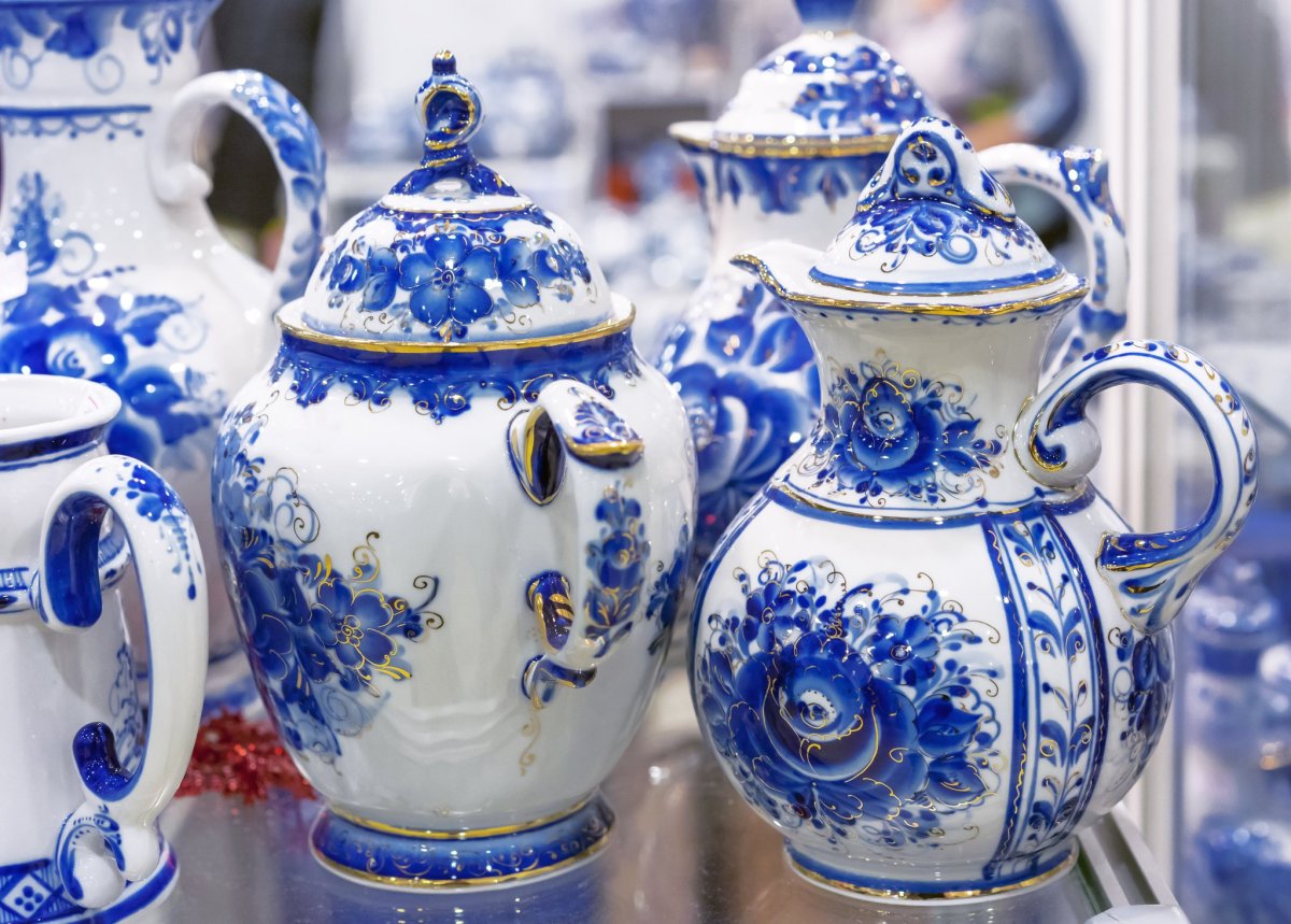 Where can we see the best Gzhel collection and see how it is made