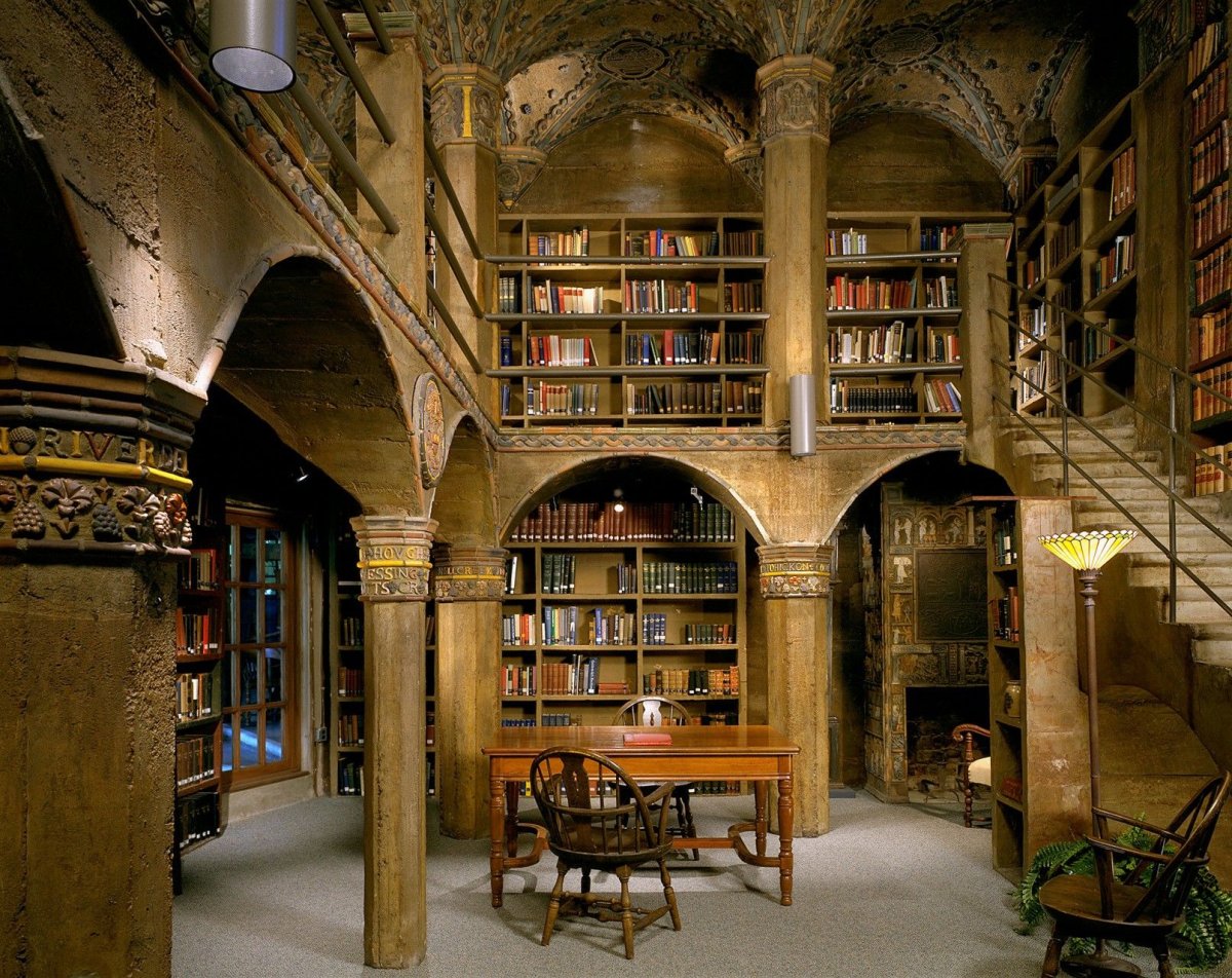 Книжные полки в библиотеке