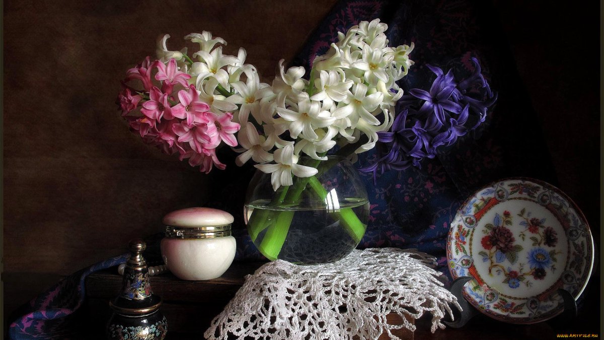 Букет гиацинтов натюрморт