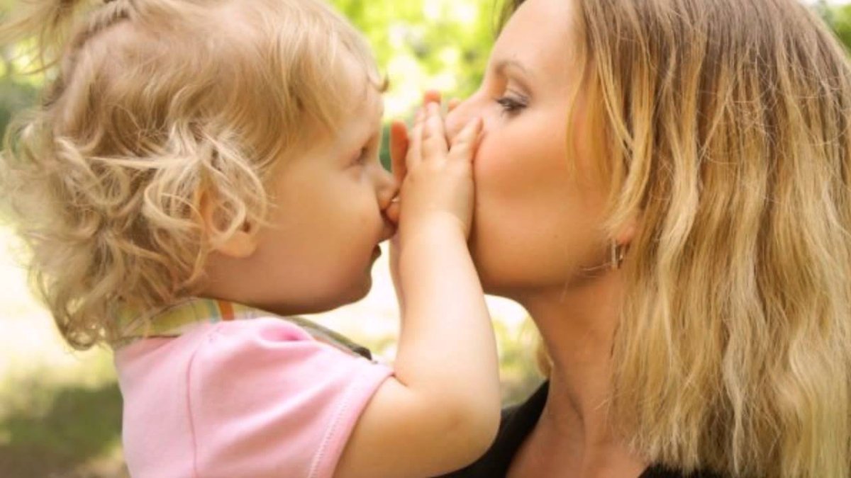 Поцелуй девочки с мамой