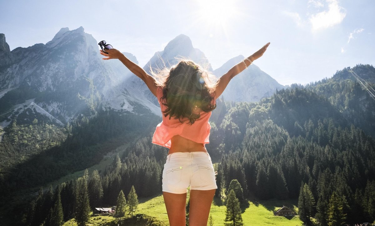 Девушка на вершине горы