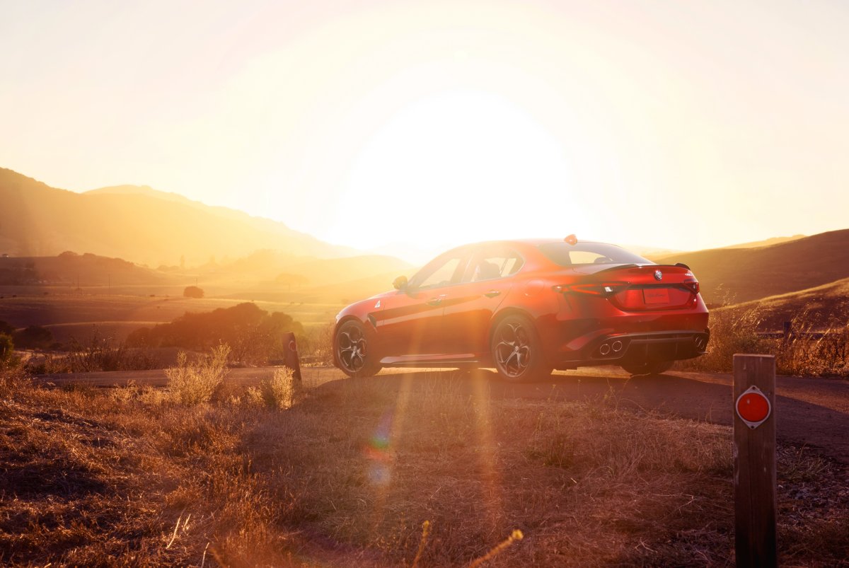 Машина в солнечных лучах