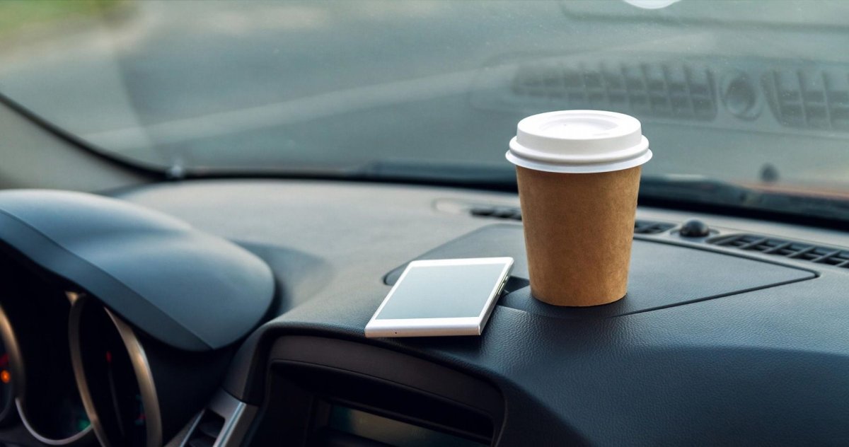 Кофе в салоне машины