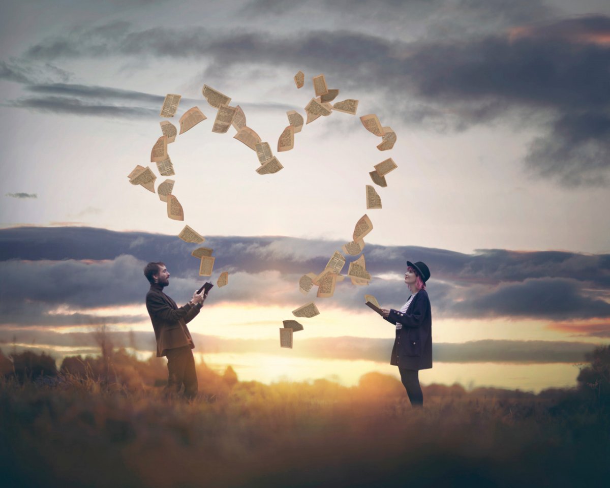 Парень с девушкой на берегу моря