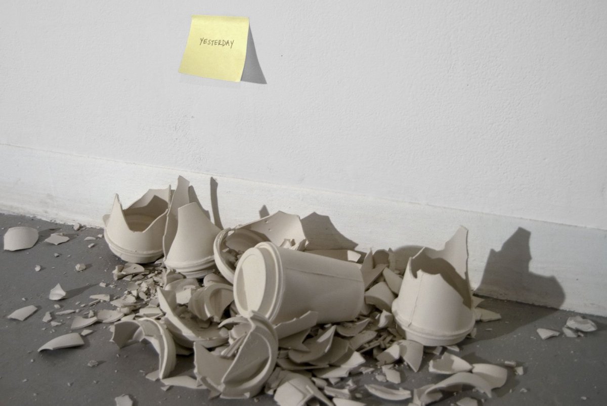 Разбитая керамическая ваза