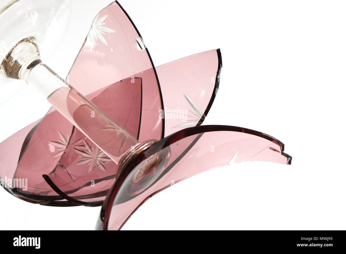 Стеклянная Разбитая ваза на белом фоне