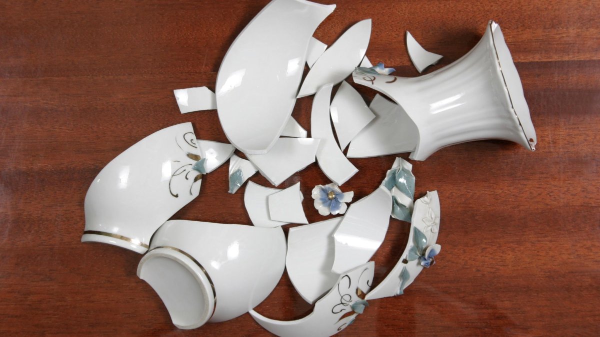 Разбитая фарфоровая ваза